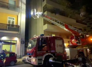 Divampano le fiamme in un appartamento: paura in pieno centro città