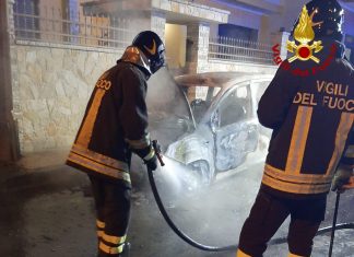 Notte di incendi in provincia: due auto distrutte dalle fiamme. Si indaga