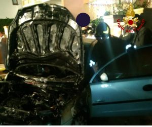 Notte di incendi in provincia: due auto distrutte dalle fiamme. Si indaga - Corriere Salentino