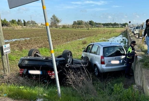 Schianto nella zona industriale, le due auto finiscono fuori strada e una si ribalta: automobilista resta incastrato - Corriere Salentino