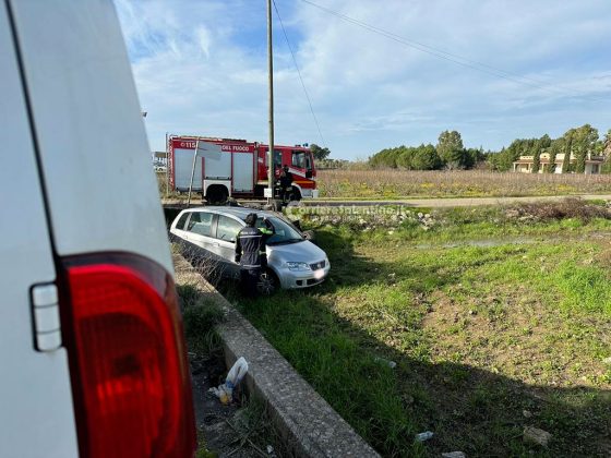 Schianto nella zona industriale, le due auto finiscono fuori strada e una si ribalta: automobilista resta incastrato - Corriere Salentino