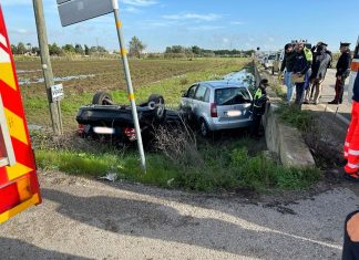 Schianto nella zona industriale, le due auto finiscono fuori strada e una si ribalta: automobilista resta incastrato