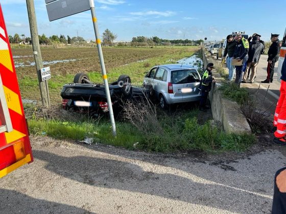 Schianto nella zona industriale, le due auto finiscono fuori strada e una si ribalta: automobilista resta incastrato - Corriere Salentino