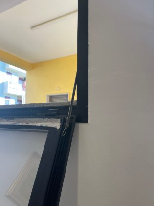 “Un infisso pesante colpisce alla testa una dipendente, tragedia sfiorata”: la denuncia di Scorrano - Corriere Salentino