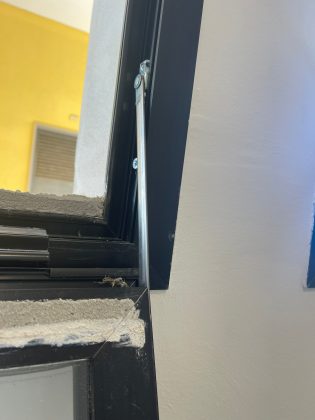 “Un infisso pesante colpisce alla testa una dipendente, tragedia sfiorata”: la denuncia di Scorrano - Corriere Salentino