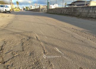 Scontro tra apecar e moto sulla via per il mare: muore centauro