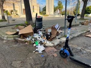 Colto da malore mentre guida il monopattino, si accascia per strada: 17enne muore in ospedale - Corriere Salentino