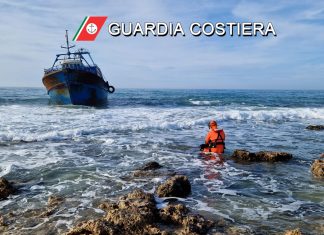 Peschereccio “fantasma” a Torre San Giovanni: scongiurato il pericolo di inquinamento ambientale, ma è ancora “giallo”