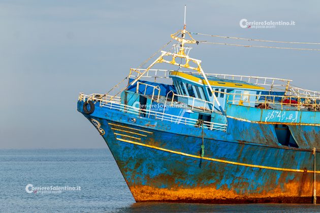 Peschereccio incagliato a Torre Veneri: nessuno sversamento pericoloso in mare. Sequestro convalidato - Corriere Salentino