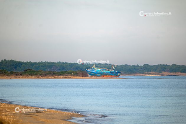 Peschereccio incagliato a Torre Veneri: nessuno sversamento pericoloso in mare. Sequestro convalidato - Corriere Salentino