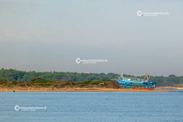Peschereccio incagliato a Torre Veneri: nessuno sversamento pericoloso in mare. Sequestro convalidato - Corriere Salentino