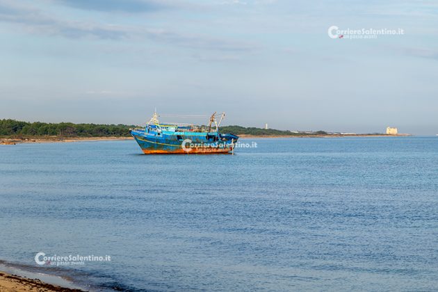 Peschereccio incagliato a Torre Veneri: nessuno sversamento pericoloso in mare. Sequestro convalidato - Corriere Salentino