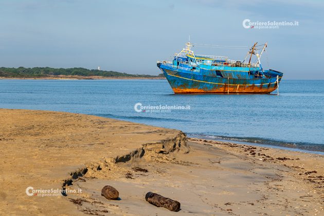 Peschereccio incagliato a Torre Veneri: nessuno sversamento pericoloso in mare. Sequestro convalidato - Corriere Salentino