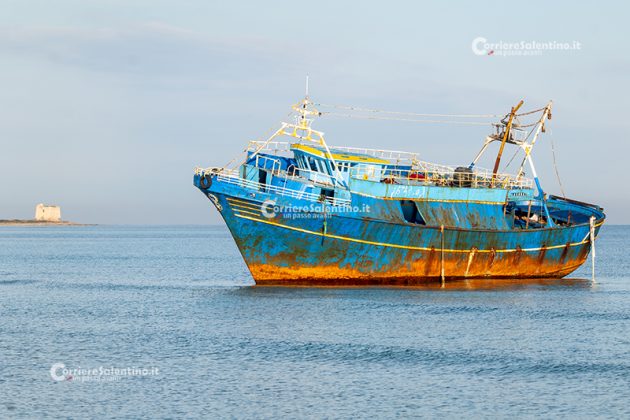 Peschereccio incagliato a Torre Veneri: nessuno sversamento pericoloso in mare. Sequestro convalidato - Corriere Salentino