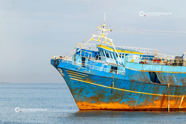 Peschereccio incagliato a Torre Veneri: nessuno sversamento pericoloso in mare. Sequestro convalidato - Corriere Salentino