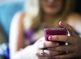 Condivide foto e video intimi della ragazza con i suoi amici: indagato 19enne