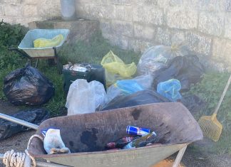 Lecce, alcuni residenti di via vecchia San Pietro in Lama anche quest’anno passano le domeniche a ripulire le strade da tantissimi rifiuti abbandonati: “Chiediamo più attenzione”