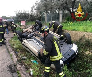 Esce fuori strada e si ribalta con l'auto: conducente illeso - Corriere Salentino