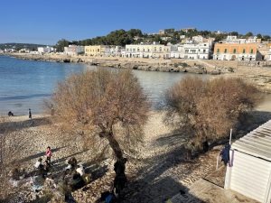 A Santa Maria al Bagno tuffo in mare anche a gennaio. Intanto il sindaco Mellone annuncia il completamento del lungomare e un’importante area giochi inclusiva - Corriere Salentino