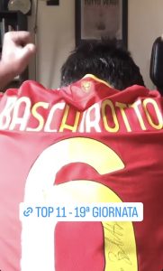 Fabio Caressa con la maglia di Baschirotto sul social: “Maglia fantastica”. Il video diventa virale tra la tifoseria giallorossa - Corriere Salentino