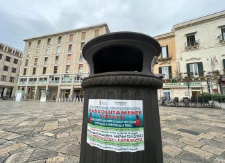 Adesivi sui cestini gettacarte della città: partita la comunicazione contro i conferimenti errati