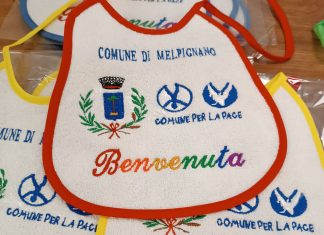 Melpignano, ai neo genitori il benvenuto con un albero, un libro e con la “bavetta della pace”
