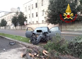 Schianto all’alba sul viale: auto contro albero. Corsa in ospedale per un 35enne