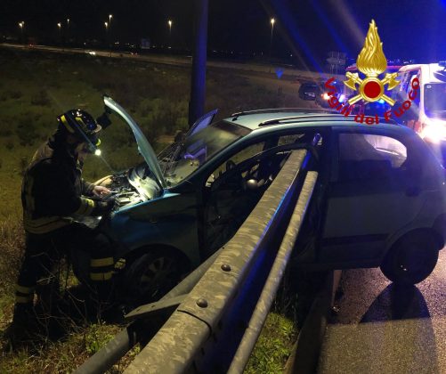 La storia si ripete: guardrail trafigge l'abitacolo dell'auto in tangenziale. Un ferito in ospedale - Corriere Salentino