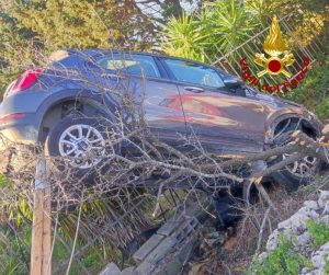 Si schianta contro una recinzione e l'auto finisce su un albero: illeso conducente - Corriere Salentino