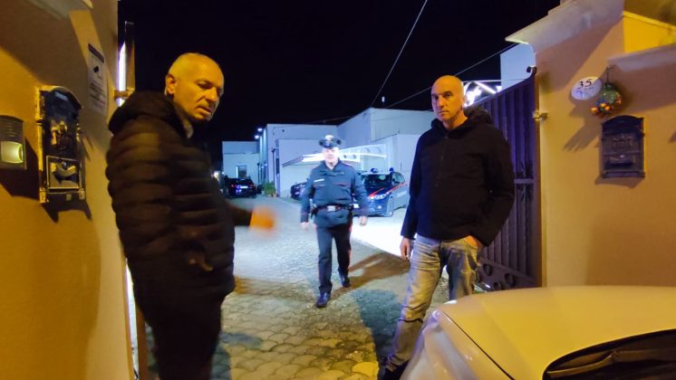 Anziano si rifugia in casa dopo una lite armato di pistola: attimi di tensione - Corriere Salentino