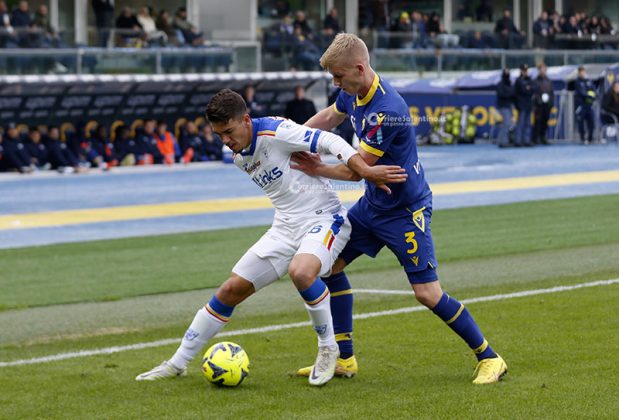 Al Bentegodi il Lecce perde l'imbattibilità ed anche Umtiti: sconfitta per 2 a 0, il francese esce dal campo in lacrime - Corriere Salentino