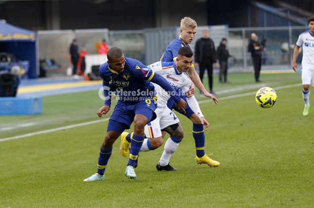 Al Bentegodi il Lecce perde l'imbattibilità ed anche Umtiti: sconfitta per 2 a 0, il francese esce dal campo in lacrime - Corriere Salentino