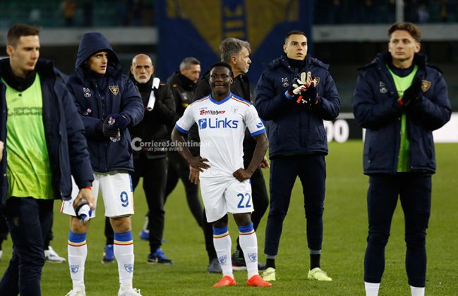 Al Bentegodi il Lecce perde l'imbattibilità ed anche Umtiti: sconfitta per 2 a 0, il francese esce dal campo in lacrime - Corriere Salentino