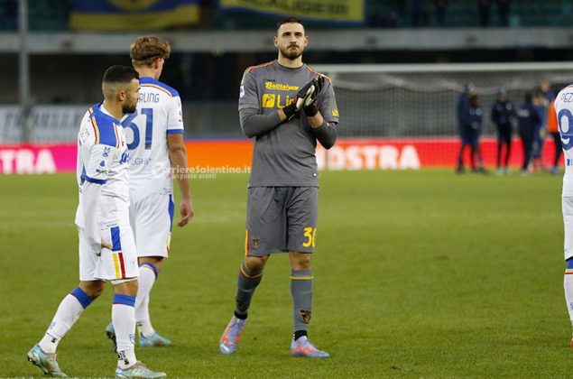 Al Bentegodi il Lecce perde l'imbattibilità ed anche Umtiti: sconfitta per 2 a 0, il francese esce dal campo in lacrime - Corriere Salentino