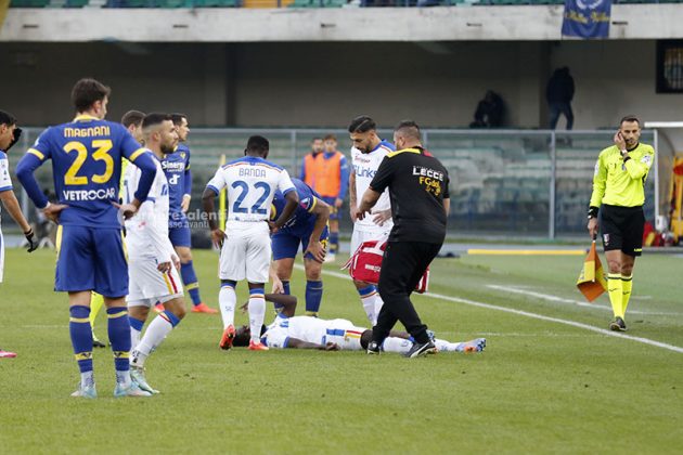 Al Bentegodi il Lecce perde l'imbattibilità ed anche Umtiti: sconfitta per 2 a 0, il francese esce dal campo in lacrime - Corriere Salentino