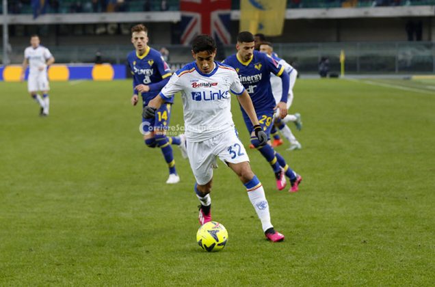 Al Bentegodi il Lecce perde l'imbattibilità ed anche Umtiti: sconfitta per 2 a 0, il francese esce dal campo in lacrime - Corriere Salentino