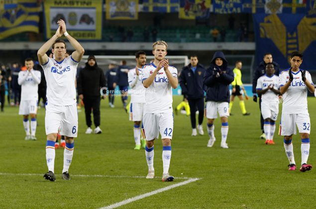 Al Bentegodi il Lecce perde l'imbattibilità ed anche Umtiti: sconfitta per 2 a 0, il francese esce dal campo in lacrime - Corriere Salentino