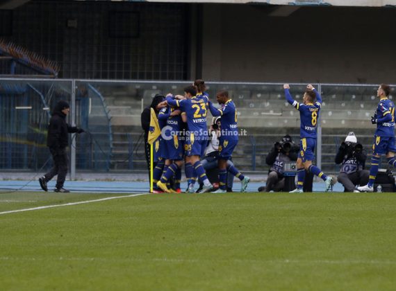 Al Bentegodi il Lecce perde l'imbattibilità ed anche Umtiti: sconfitta per 2 a 0, il francese esce dal campo in lacrime - Corriere Salentino