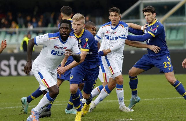 Al Bentegodi il Lecce perde l'imbattibilità ed anche Umtiti: sconfitta per 2 a 0, il francese esce dal campo in lacrime - Corriere Salentino