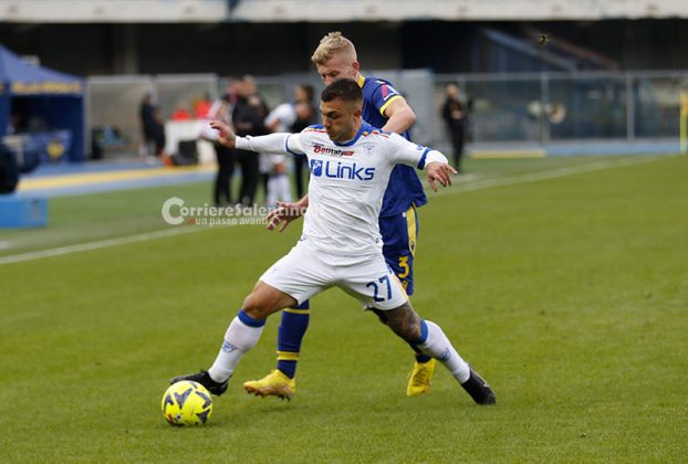 Al Bentegodi il Lecce perde l'imbattibilità ed anche Umtiti: sconfitta per 2 a 0, il francese esce dal campo in lacrime - Corriere Salentino