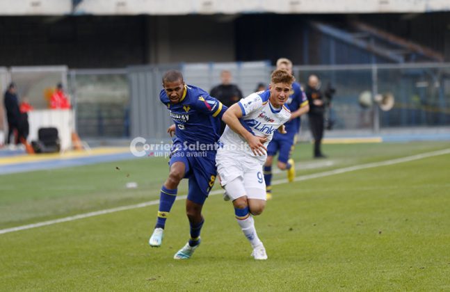 Al Bentegodi il Lecce perde l'imbattibilità ed anche Umtiti: sconfitta per 2 a 0, il francese esce dal campo in lacrime - Corriere Salentino