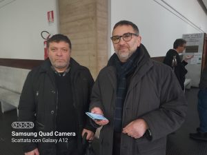L'avvocato Raffaele Pesce sulla destra con il figlio della vittima alla sua sinistra