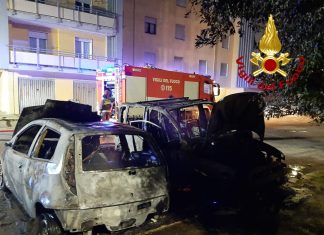 Ancora incendi: le fiamme colpiscono tre auto ed un furgone. Danni anche ad un quarto mezzo