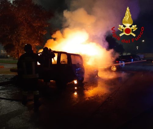 Ancora incendi: le fiamme colpiscono tre auto ed un furgone. Danni anche ad un quarto mezzo - Corriere Salentino