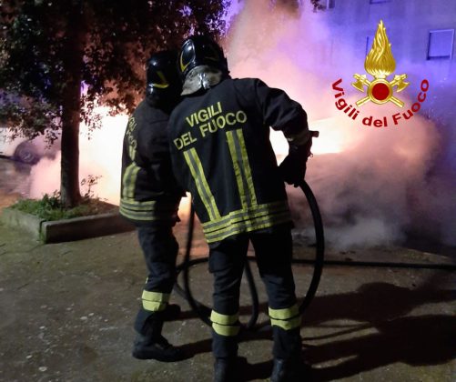 Ancora incendi: le fiamme colpiscono tre auto ed un furgone. Danni anche ad un quarto mezzo - Corriere Salentino