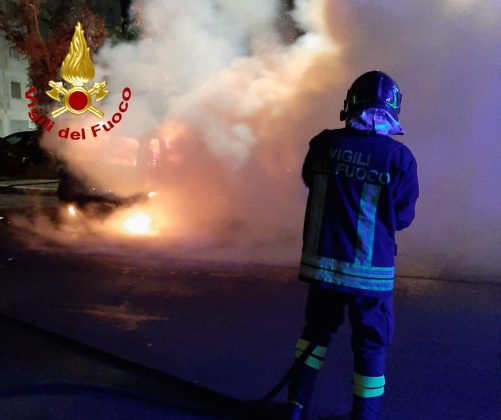 Ancora incendi: le fiamme colpiscono tre auto ed un furgone. Danni anche ad un quarto mezzo - Corriere Salentino