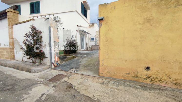 Bomba contro l’ingresso di casa di un autista del 118, poi l’incendio di un Doblò: notte insonne ad Ugento - Corriere Salentino