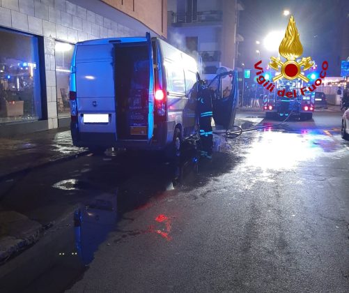 Ancora incendi: le fiamme colpiscono tre auto ed un furgone. Danni anche ad un quarto mezzo - Corriere Salentino