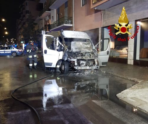 Ancora incendi: le fiamme colpiscono tre auto ed un furgone. Danni anche ad un quarto mezzo - Corriere Salentino