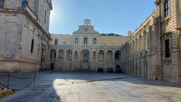 Lecce, le auto che deturpano la bellezza in piazza Duomo: diventi un’isola pedonale - Corriere Salentino